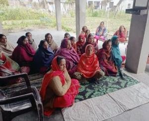 ज्वालामुखी : अधवानी में महिलाओं ने सुना प्रधानमंत्री का मन की बात कार्यक्रम