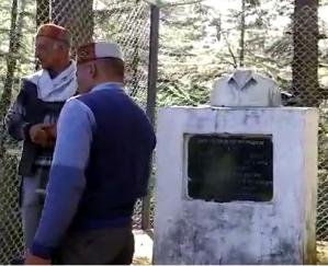 Government should restore the broken statue of martyr Hitesh Sharma