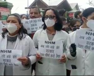 Shimla: NHM employees went on one-day pendown strike, patients were not examined in IGMC