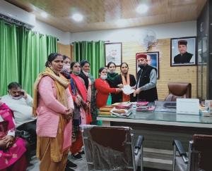 Hamirpur: Demand letter for JBT appointments handed over to MLA Narendra Thakur