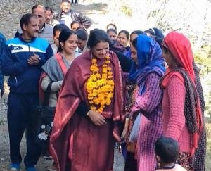 Sarkaghat: District councilor went door to door and heard public problems