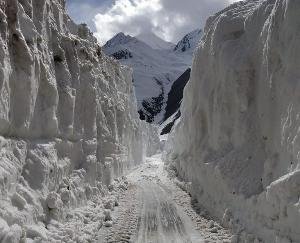 aadhunik taknik american snow cutter codiac se Manali leh marg par hatai jaegi barf