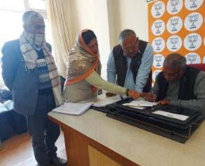 Shimla: Minister Sukhram Chaudhary listened to public problems at BJP headquarters