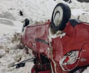 Car hit by avalanche in Shimla's Narkanda, three injured