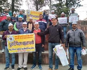 Difficult to manage family expenses in old age with pension 