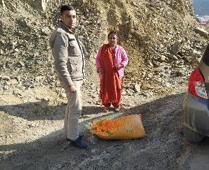 Hemlata handed over the urea fertilizer that fell from the truck to the police station