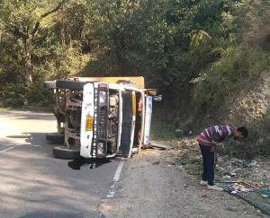 Pickup overturned due to imbalance in Chali, damaged