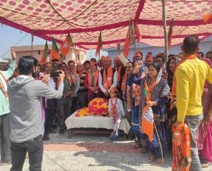  BJP workers arrived to congratulate the former MLA of Indora on the victory of BJP in Mukerian