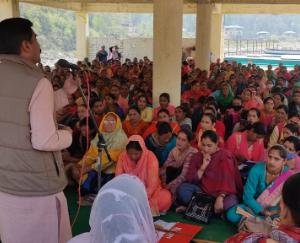Dharampur: MNREGA workers protest outside SDM office