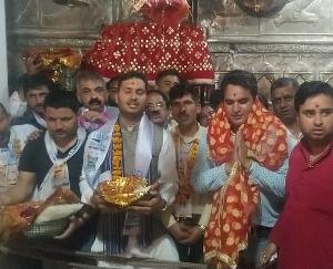 Hundreds of Aam Aadmi Party's workers got their heads bowed at the court of Mother Jwala on Punjab victory