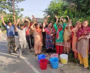 People troubled by water scarcity raised slogans