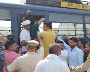 Youth Congress workers who are going to show black flags to the Chief Minister in Indore were detained by the police.