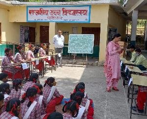 Earth Day was celebrated under the chairmanship of Rekha Rathore in Government High School, Kashlog.