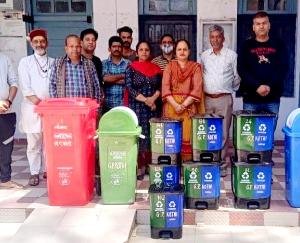 Panchayat Kothi distributed dustbins in shopkeepers and hospitals