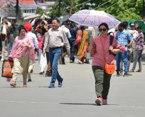 Himachal is suffering due to heat, the temperature is running 4 to 5 degrees above normal