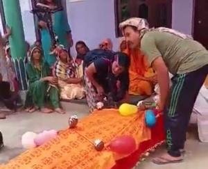 Daughter Rita Devi performed the duty of son by shouldering the mother in rituals