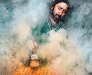 The picture of a shopkeeper making kebabs in Kashmir won the International Award, know about them