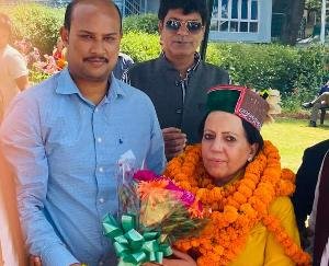 Yadavindra Goma congratulating the new state president of Congress, Pratibha Singh.