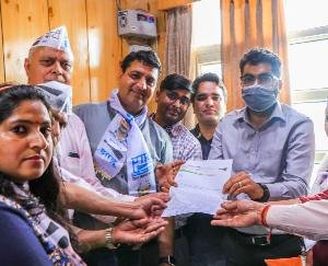 AAP sent a memorandum to the governor against the flags in the assembly premises
