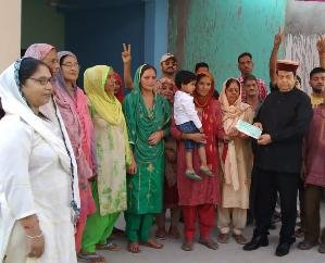 Former MLA Surendra Kaku handed over an amount of 10 thousand to Chatreta Mahila Mandal