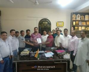 State Primary Teachers Association honored by giving memento on the transfer farewell of SDM