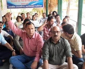 Dharamsala: Professors sitting on hunger strike for non-implementation of 7th Pay Commission of UGC