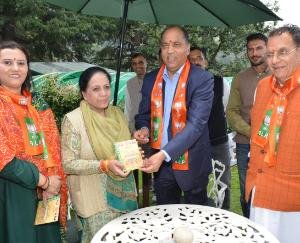 Chief Minister listens to Mann Ki Baat program