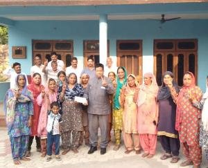 Former MLA Chaudhary Surendra Kaku gave check to Mahila Mandal