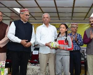  Governor distributed child protection kits to students