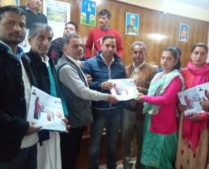 दाड़लाघाट में गृहणी सुविधा योजना के तहत 20 पंचायतों को गैस कनैक्शन वितरित