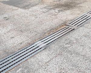 : An iron web bent in the middle of the road in Kanol, a danger to the drivers