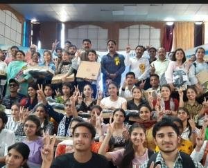 Nurpur: Forest Minister Rakesh Pathania distributed laptops to 565 students