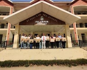 Laptops found by 22 meritorious students of St. Paul's School