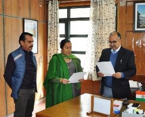 उपायुक्त ने जिला परिषद सदस्य को पद व गोपनीयता की दिलाई शपथ