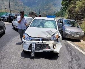 While overtaking, a parked car collided, woman injured