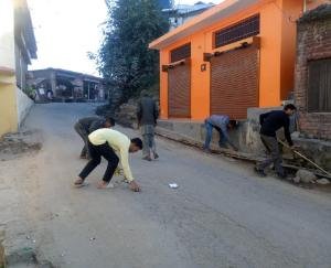 धुन्दन बाजार की सड़कों पर चलाया स्वच्छता अभियान 