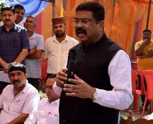 Union Education Minister reached Jwalamukhi, distanced himself from media personnel