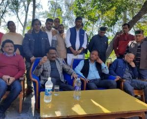 कांग्रेस अध्य्क्ष कुलदीप राठौर ने शहीद मनीष ठाकुर के घर पहुंचकर किया शोक व्यक्त