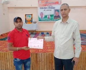 Raj Verma, who donated blood for the 15th time, was honored by the former MLA