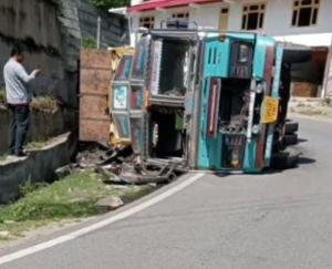 Truck overturns on Jubbal-Hatkoti road, driver narrowly saved