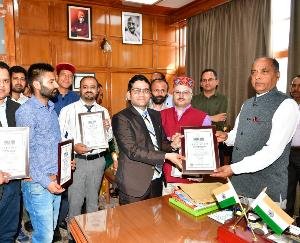 Members of Chess Marathon meet Chief Minister