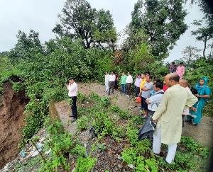 The main road of the village under Nandrul Panchayat collapsed due to rain, SDM Kangra reached the spot.