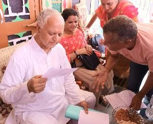 Dharampur (Mandi) : Jal Shakti Minister heard public problems in various villages of the area, most of them were settled on the spot