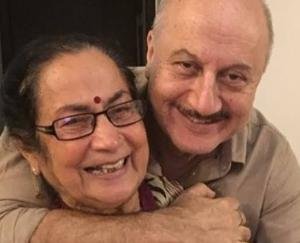 Mother of Bollywood star Anupam Kher takes blessings of Jwalamukhi