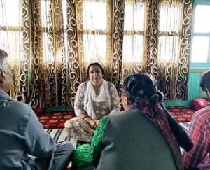 BJP Mahila Morcha state president Rashim Dhar Sood reached Gudiya's family