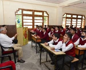 Governor interacts with the students of Saraswati Vidya Mandir School