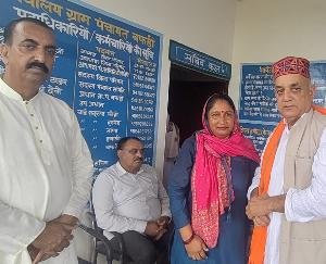 Narendra Thakur distributed induction chulhas to 84 families in Bafdi Panchayat