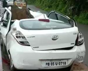  Huge rock fell on the car, the vehicle damaged