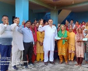 Former MLA and Ramesh Brar gave a check of ten thousand rupees to Mahila Mandal