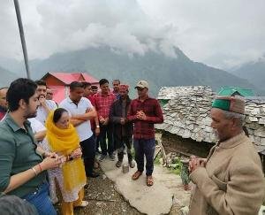 Pratibha Singh reached to meet the families of the dead in the tragic bus accident in the valley